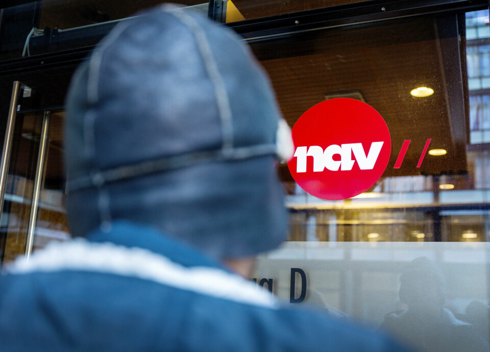 Jeg tenker at Nav er en foregangsinstitusjon som faktisk setter på dagsorden at vi vil gjøre det best mulig for de som skal bruke oss, skriver Morten Tollefsen. Mann utenfor Nav-kontor, illustrasjonsfoto.