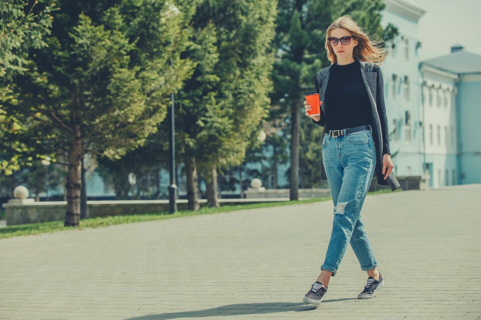 I Wien betyr «feministisk byplanlegging» forbedret gatebelysning, utvidede fortau for barnevogner, flere sitteplasser og installasjon av speil i smale passasjer for å gjøre byen tryggere.(Tatiana1987/Getty Images/iStockphoto) A beautiful girl walks down the street with coffee.