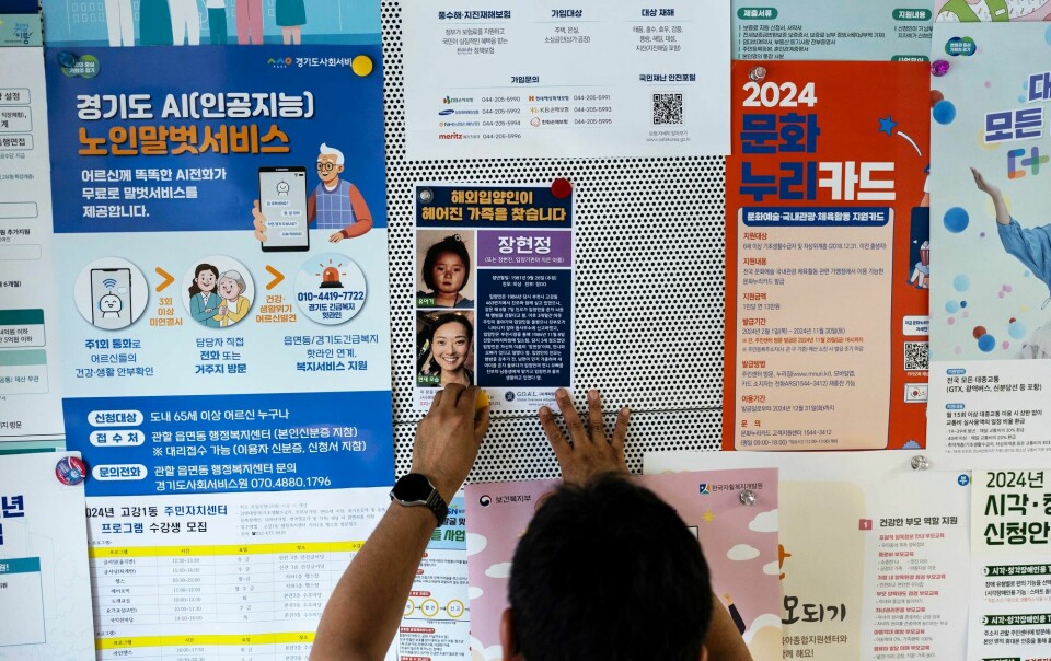 Bare i Norge søker over 6.500 adopterte fra Sør-Korea sannheten. Men vi står uten en vei inn i systemet som kan gi oss oppreisning for den uretten som er begått, skriver forfatterne av kronikken. Bildet viser en oppslagstavle ved et offentlig kontor i Seoul, som brukes av adopterte på jakt etter sine biologiske foreldre.( Jae C. Hong, AP/NTB) Sør-Korea, adopsjon