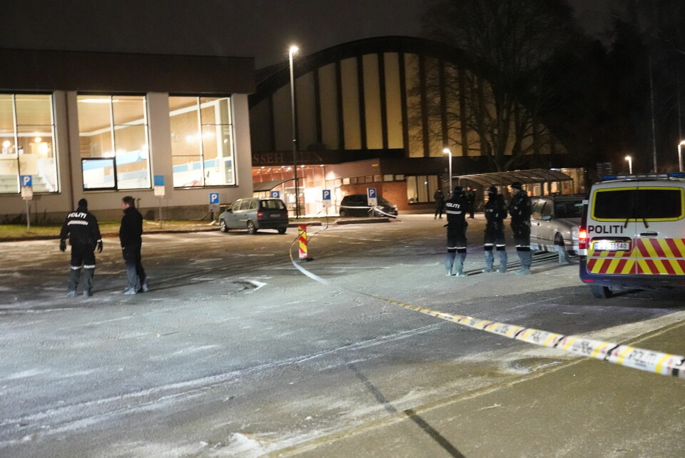 Fire personer er tiltalt i saken der en person ble skutt på åpen gate utenfor Mossehallen høsten 2023. Bildet viser mye politi ved Mossehallen i Moss, der en svensk mann ble skutt tirsdag ettermiddag. Foto: Terje Bendiksby / NTB
