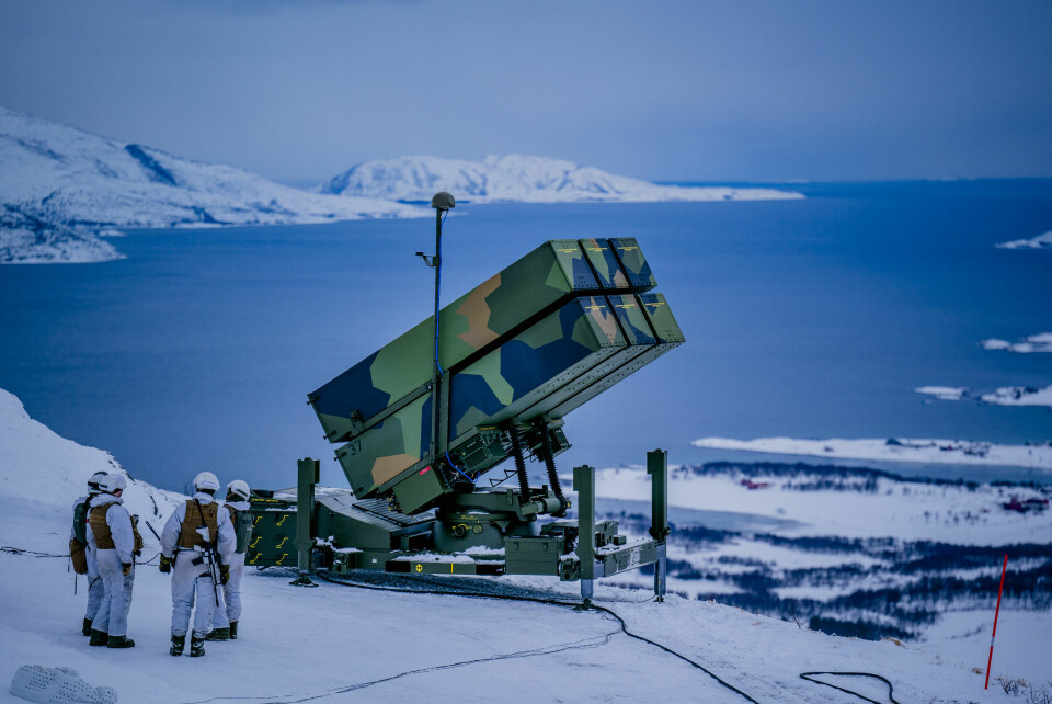 Nasams demonstreres på en fjelltopp ved Evenes flystasjon. I Ukraina har våpenet skutt ned rundt 900 objekter med høy treffsikkerhet. Nasams-systemet som forsvarer Evenes, er det samme som brukes i Ukraina etter å ha blitt donert til landet. Det er utviklet av Kongsberg Gruppen sammen med amerikanske Raytheon. Foto: Stian Lysberg Solum / NTB
