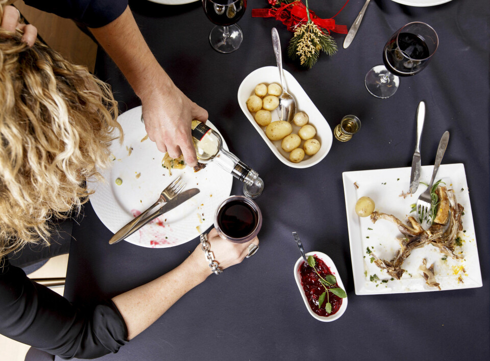 Når man selv har Farris i glasset, kan det være pinefullt med noen timers studie av alkoholens snikende effekt, mener Camilla Lynne Bakkeng. (Illustrasjonsfoto) Julebord, alkohol
