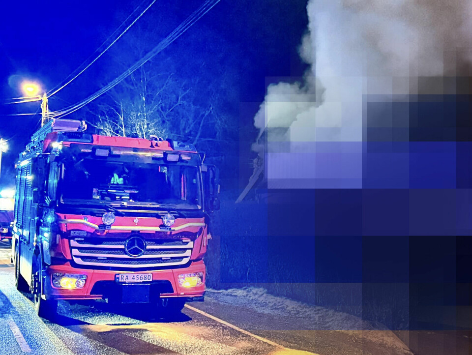 En mann døde i en boligbrann på Arna i Bergen natt til fredag. En kvinne er fraktet til sykehus med ukjent skadegrad. En mann døde i en boligbrann på Arna i Bergen natt til fredag. En kvinne er fraktet til sykehus med ukjent skadegrad. Foto: Richard Halland / NTB