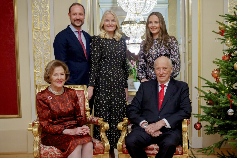 Kronprinsesse Mette-Marit (midten) sier året og høsten har vært krevende for kongefamilien. Her sammen med Kong Harald og dronning Sonja, kronprins Haakon og prinsesse Ingrid Alexandra. I jula skal kongefamilien spise både pinnekjøtt, torsk, lutefisk, rakfisk, ribbe, samt krumkaker og multer. Fra Storbritannia kommer tradisjonen med plumpudding og mince pai og fra den svenske og danske familien har de blant annet med seg svensk juleskinke og dansk jule-and, opplyser Slottet til NTB. Foto: Stian Lysberg Solum / NTB