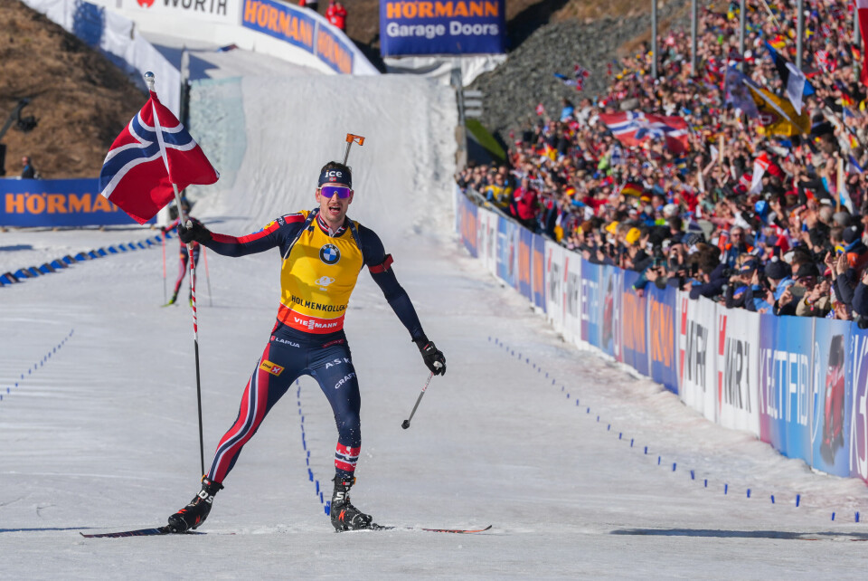 Sturla Holm Lægreid hadde tid til å ta i mot det norske flagget før målgang i Holmenkollen lørdag. Sturla Holm Lægreid hadde tid til å ta i mot det norske flagget før målgang i Holmenkollen lørdag.