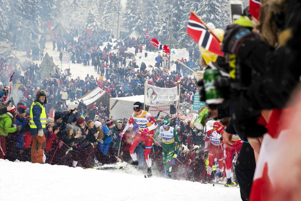 Johannes Høsflot Klæbo på vei opp gjennom folkehavet ved Frognerseteren under femmila i Holmenkollen i 2019. I vinter er femmila tilbake i Kollen Johannes Høsflot Klæbo på vei opp gjennom folkehavet ved Frognerseteren under femmila i Holmenkollen i 2019. Foto: Tore Meek / NTB
