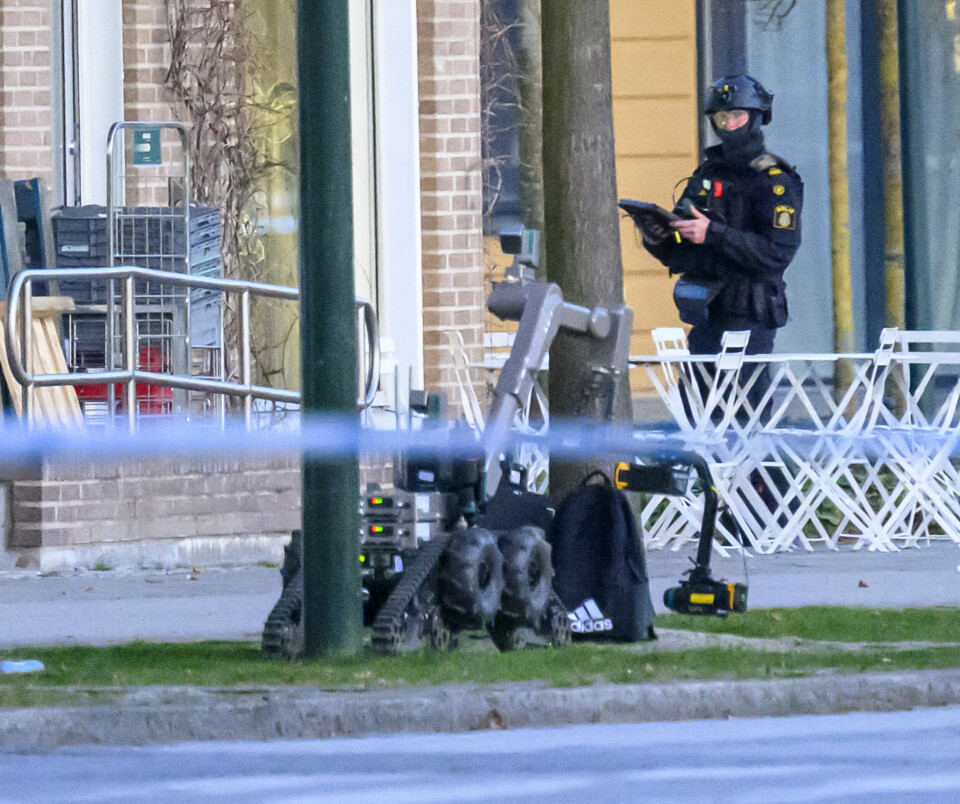 Politiets bombeteknikere med robot til stede på Einar Hansens Esplanad i Västra Hamnen i Malmö. Politi og bombeteknikere med bomberobot til stede på Einar Hansens Esplanad i Västra Hamnen i Malmö etter en alarm om mistenkelige gjenstander fredag kveld. Foto: Johan Nilsson / TT / NTB