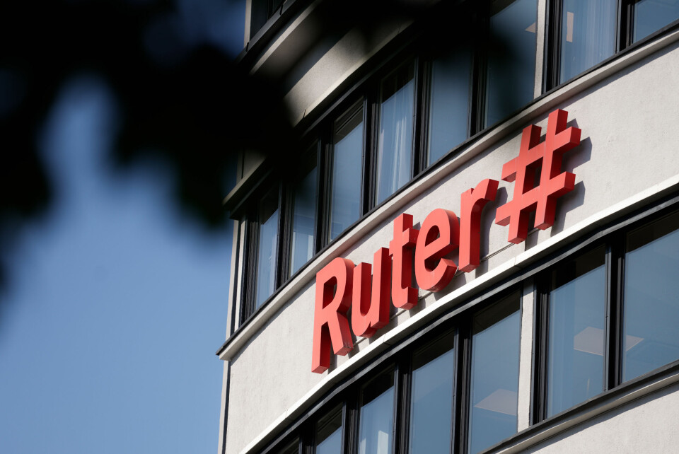 Ruter-appen kan nå brukes på nynorsk. Bildet viser logoen til selskapet ruter på en vegg. Foto: Emilie Holtet / NTB