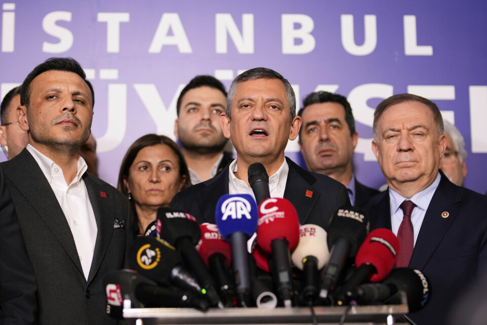Ozgur Ozel (i midten) leder Tyrkias største opposisjonsparti. Her fra en pressekonferanse 19. mars. Leder for Özgür Özel for opposisjonspartiet CHP besøkte Istanbuls fengslede ordfører Ekrem Imamoglu tirsdag. Foto: Emrah Gurel / AP / NTB