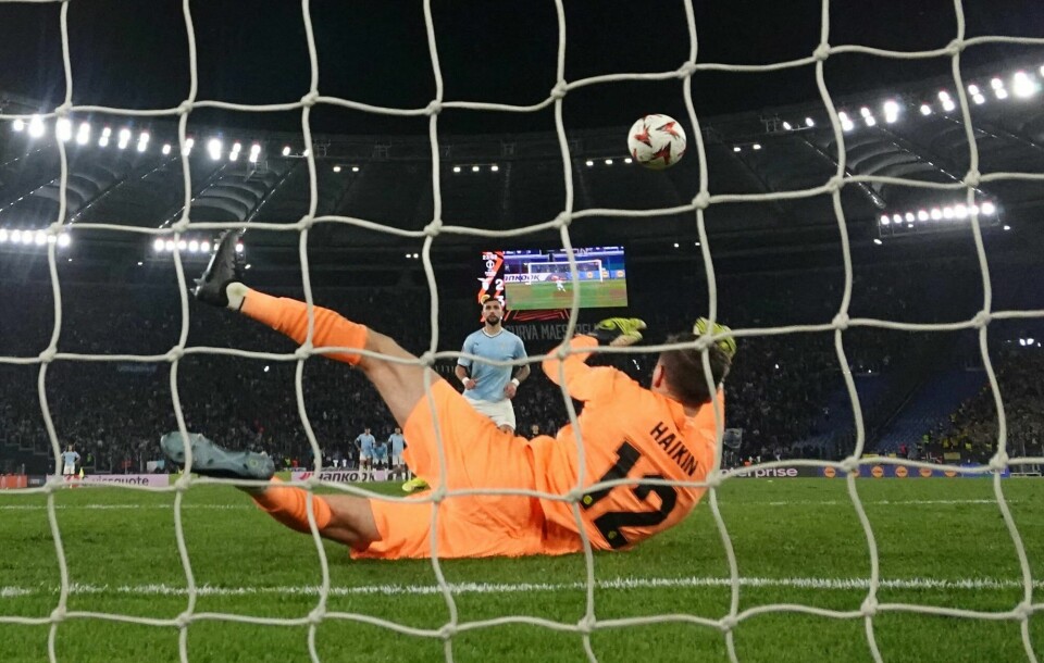 Avgjørelsen: Lazio's Taty Castellanos må se Glimt-keeper Nikita Haikin redde straffesparket hans.(Alberto Lingria/Reuters) Avgjørelsen: Lazio's Taty Castellanos må se Glimt-keeper Nikita Haikin redde straffesparket hans.