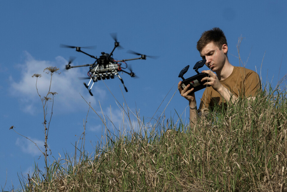 En ukrainsk soldat tester en Vampire-drone i Kharkiv-regionen i Ukraina. En ukrainsk soldat tester en Vampire-drone i Kharkiv regionen i Ukraina.