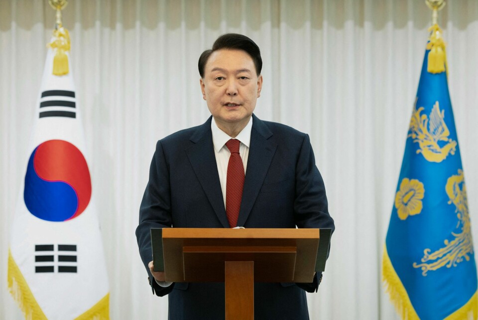 Sør-Koreas president Yoon Suk Yeol skal stilles for riksrett, etter at han overraskende innførte militær unntakstilstand i landet. Handlingen førte til store protester både blant folkevalgte og i befolkningen. Sør-Koreas president Yoon Suk Yeol skal stilles for riksrett, etter at han overraskende innførte militær unntakstilstand i landet. Handlingen førte til store protester både blant folkevalgte og i befolkningen.