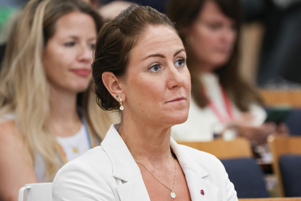 Arbeids- og inkluderingsminister Tonje Brenna sier at regjeringen vurderer innføring av utreiseforbud i saker der det er mistanke om at et barn kan bli utsatt for et ufrivillig utenlandsopphold. Arbeids- og inkluderingsminister Tonje Brenna sier at regjeringen vurderer innføring av utreiseforbud i saker der det er mistanke om at et barn kan bli utsatt for et ufrivillig utenlandsopphold. Foto: Jan Langhaug / NTB