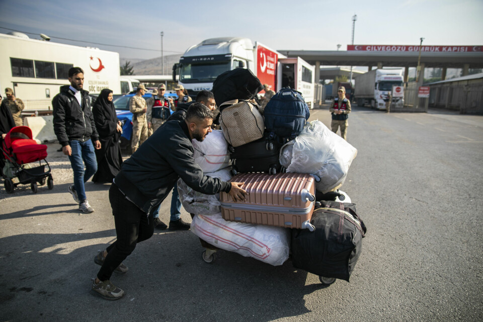 Syriske familier på vei ut fra Tyrkia og inn i Syria ved grenseovergangen Cilvegozu tidligere denne måneden. Syriske familier på vei ut fra Tyrkia og inn i Syria ved grenseovergangen Cilvegozu tidligere denne måneden. Foto: Metin Yoksu / AP / NTB