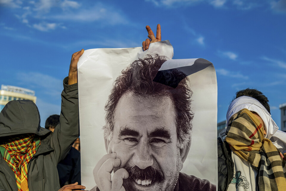 Ungdommer holder en plakat med et bilde av PKK-leder Abdullah Öcalan i februar. – Norge hilser uttalelsen fra PKK-leder Abdullah Öcalan og PKKs erklæring om våpenhvile velkommen, melder Utenriksdepartementet på X lørdag kveld. Ungdommer i Tyrkia følger med på en TV-sending om våpenhvilen med bildet av PKK-lederen i byen Diyarbakir. Foto: Metin Yoksu / AP / NTB