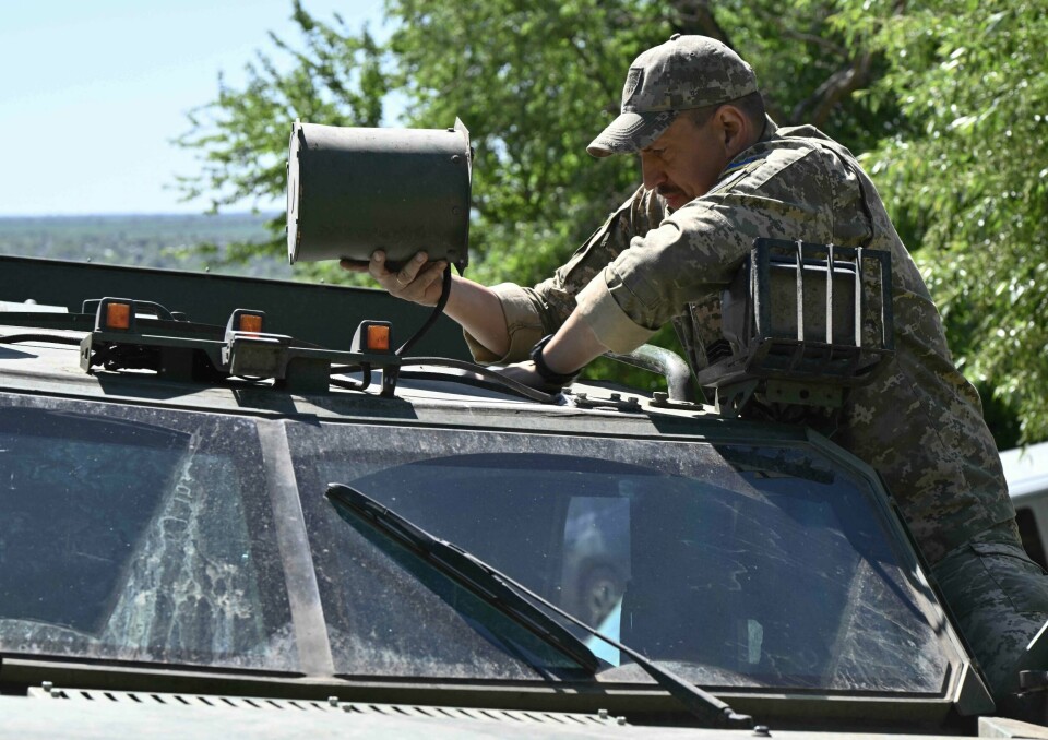 En ukrainsk soldat setter en drone-jammer på taket til et militært kjøretøy(Genya Savilov/AFP/NTB/AFP) En ukrainsk soldat setter en drone-jammer på taket til et militært kjøretøy