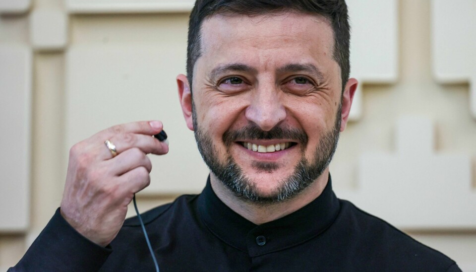 Ukrainas president Volodymyr Zelenskyj smiler under en pressekonferanse på den ukrainske ambassaden i Ankara 15. mai.(Adem Altan/AFP/NTB/AFP) Ukrainas president Volodymyr Zelenskyj smiler under en pressekonferanse på den ukrainske ambassaden i Ankara 15. mai.