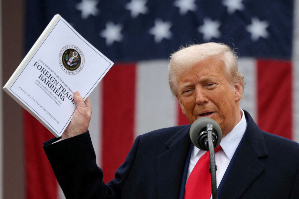 President Donald Trump holdt opp et dokument om utenlandske handelsbarrierer da han presenterte nye tollsatser 2. april. President Donald Trump holdt opp et dokument om utenlandske handelsbarrierer da han presenterte nye tollsatser 2. april.