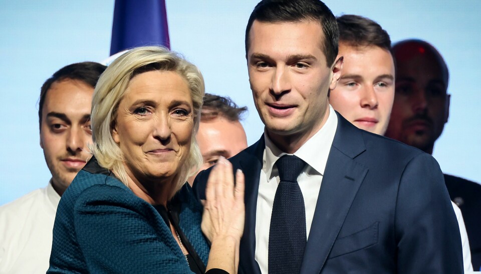 Lederen for det franske høyreorienterte partiet Nasjonal Samling, Marine Le Pen, til venstre, og partiets toppkandidat til det kommende Europaparlamentsvalget, Jordan Bardella, under et politisk møte 2. juni 2024 i Paris. Bare 28 år gammel har Jordan Bardella ført det franske høyre til en valgskredseier i Europaparlamentsvalget i juni.(Thomas Padilla/AP) Nasjonal samlings leder Marine Le Pen og partiets statsministerkandidat Jordan Bardella kommer ikke til å nå sitt mål om å vinne absolutt flertall i den franske nasjonalforsamlingen søndag, ifølge to ferske meningsmålinger. Foto: AP / NTB
