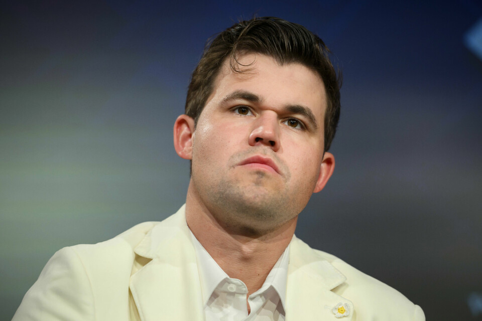 Magnus Carlsen fikk en god start på utslagsrundene i Freestyle Chess-turneringen i tyske Wangels søndag. Magnus Carlsen fikk ingen god start på Freestyle Chess-turneringen i Tyskland. Foto: Gregor Fischer, DPA via AP / NTB