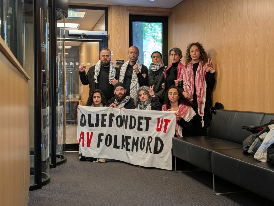 Aksjonsgruppen for Palestina og Palestinakomiteen i Norge holdt en markering inne i resepsjonen i Finansdepartementet. Aksjonsgruppen for Palestina og Palestinakomiteen i Norge holdt en markering inne i resepsjonen i Finansdepartementet. Foto: Palestinakomiteen i Norge / Handout / NTB