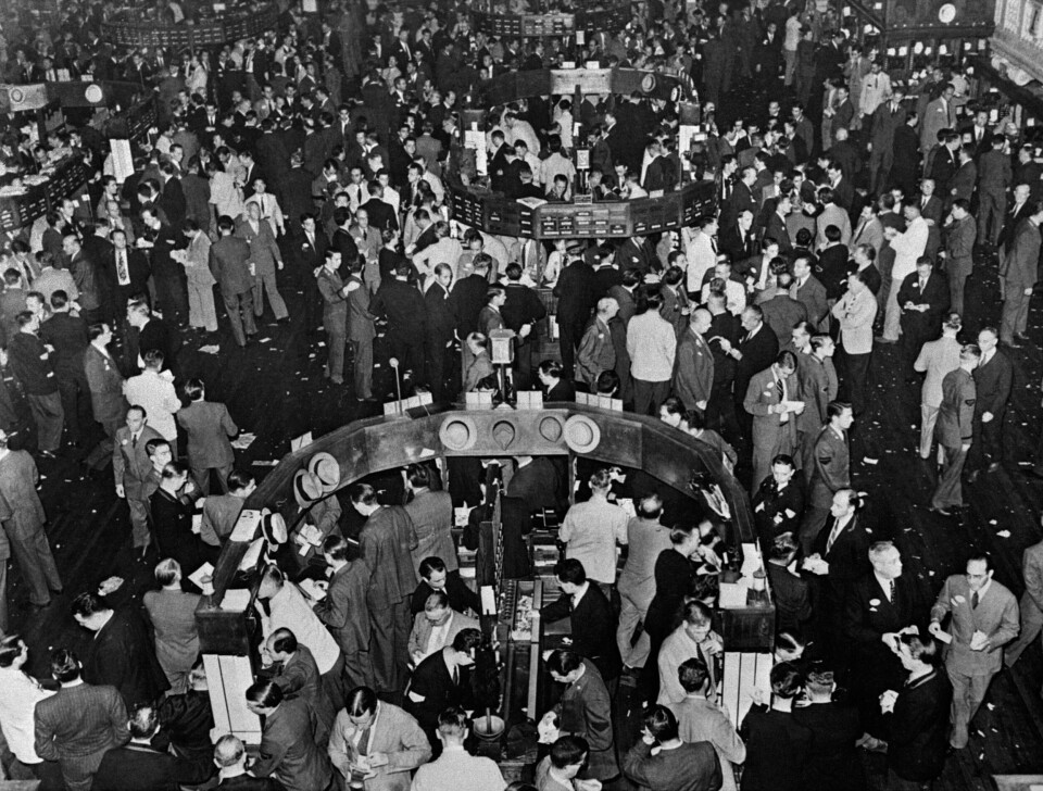 Det ble økonomisk panikk i New York i 1929, da det store krakket rammet børsen på Wall Street.(OFF/AFP) (FILES) - This undate photo shows traders working in Wall Street, in New York. October 1929 was the beginning of the 1929 Stock Market Crash. The financial firestorm that has spread around the world from the US home loan market in the last 14 months is now in 2008 widely described as the biggest crisis since the crash of 1929, but with some big differences. Probably a 'once-in-a-century type of event,' in the words of former US Federal Reserve chairman Alan Greenspan, 'outstripping anything I've seen.' For Macquarie Private Wealth associate director Marcus Droga, the collapse of Lehman brothers and other Wall Street distress dignals on Monday probably marked 'more in one day of financial history than we've seen since the great crash of 1929.' AFP PHOTO