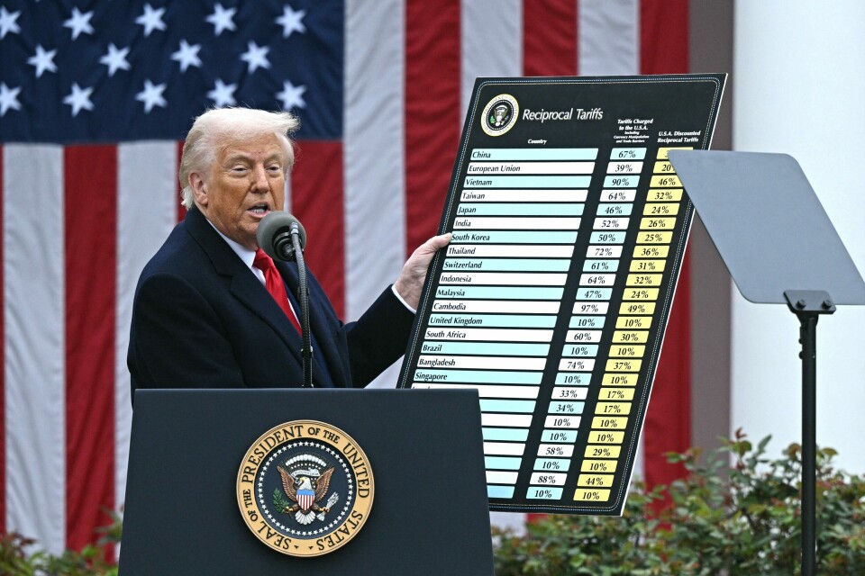 Donald Trump avbildet i forbindelse med sin såkalte «uavhengighetsdag» 2. april.(BRENDAN SMIALOWSKI/AFP) TOPSHOT - US President Donald Trump holds a chart as he delivers remarks on reciprocal tariffs during an event in the Rose Garden entitled 'Make America Wealthy Again' at the White House in Washington, DC, on April 2, 2025. Trump geared up to unveil sweeping new 'Liberation Day' tariffs in a move that threatens to ignite a devastating global trade war. Key US trading partners including the European Union and Britain said they were preparing their responses to Trump's escalation, as nervous markets fell in Europe and America. (Photo by Brendan SMIALOWSKI / AFP)