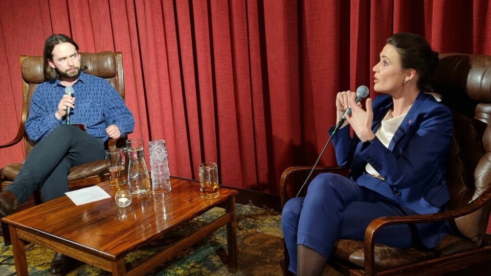 Kunnskapsminister Kari Nessa Nordtun fortalte på Dagsavisen Politisk pub at hun vil ha flere bøker og mindre skjerm til de yngste skolebarna.(Kjell Werner) Kunnskapsminister Kari Nessa Nordtun deltok på Dagsavisen Politisk pub onsdag. her sammen med ordstyrer Gabriel Trampe.