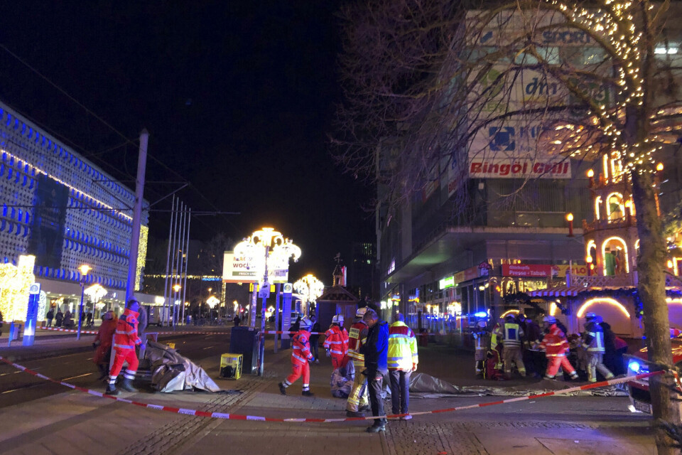Nødetater ved julemarkedet i Magdeburg etter hendelsen fredag kveld. Tysk politi har pågrepet føreren