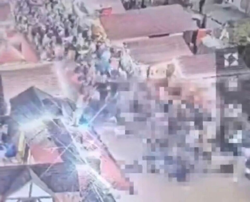 Bilde fra video som skal vise bilen kjøre inn i folkemengden på julemarkedet i Magdeburg.(Skjermdump/X) Bilde fra video som skal vise bilen kjøre inn i folkemengden på julemarkedet i Magdeburg.
