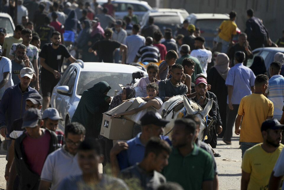 Tusenvis av sultne palestinere, de fleste til fots, men mange også på esler og i biler, strømmet til den omstridte nødhjelpssentralen i Rafah i Sør-Gaza da den åpnet tirsdag. Tusenvis av sultne palestinere, de fleste til fots, men mange også på esler og i biler, strømmet til den omstridte nødhjelpssentralen i Rafah i Sør-Gaza da den åpnet tirsdag. Foto: Abdel Kareem Hana / AP / NTB