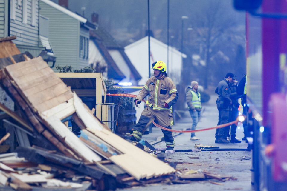 To er innlagt på sykehus etter å ha blitt påført alvorlige skader etter eksplosjonen i en bolig i Sarpsborg. En vegg er blåst ut etter eksplosjonen. Foto: Christoffer Andersen / NTB