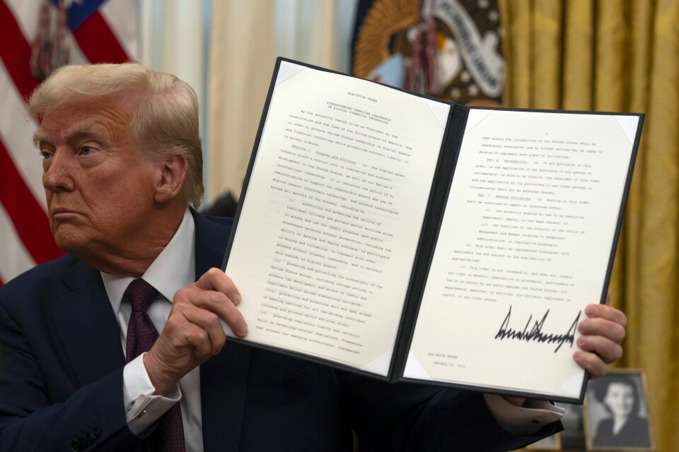 President Donald Trump holder opp en presidentordre om kryptovaluta, en av en lang rekke han har signert siden han tiltrådte som president 20. januar. President Donald Trump holder opp en presidentordre om kryptovaluta, en av en lang rekke han har signert siden han tiltrådte som president 20. januar. Foto: Ben Curtis / AP / NTB