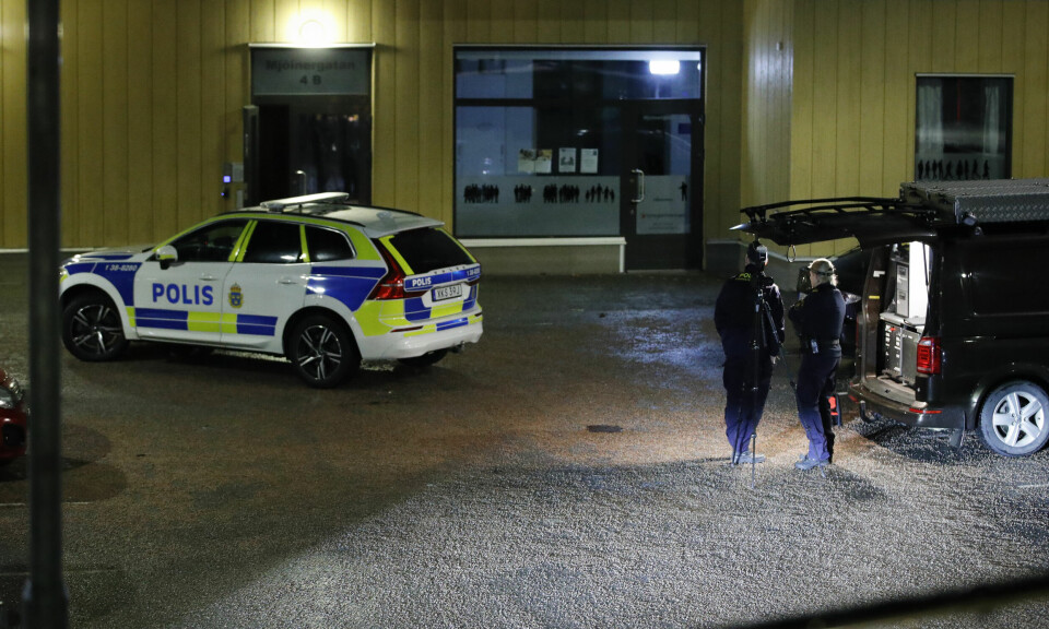 Politiet etterforsker skyteepisoden natt til fredag utenfor Stockholm som et drapsforsøk. Politiet etterforsker skyteepisoden natt til fredag utenfor Stockholm som et drapsforsøk. Foto: Caisa Rasmussen / TT / NTB
