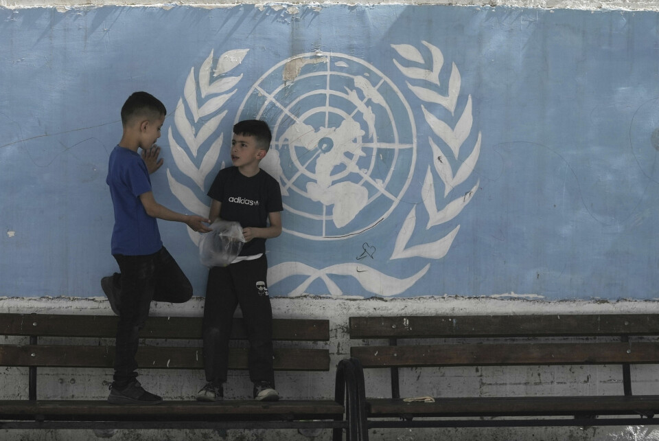 To små gutter ved en Unrwa-drevet skole i flyktningleiren Shuafat i Øst-Jerusalem. Foto: Maya Alleruzzo / AP / NTB To små gutter ved en Unrwa-drevet skole i flyktningleiren Shuafat i Øst-Jerusalem. Foto: Maya Alleruzzo / AP / NTB