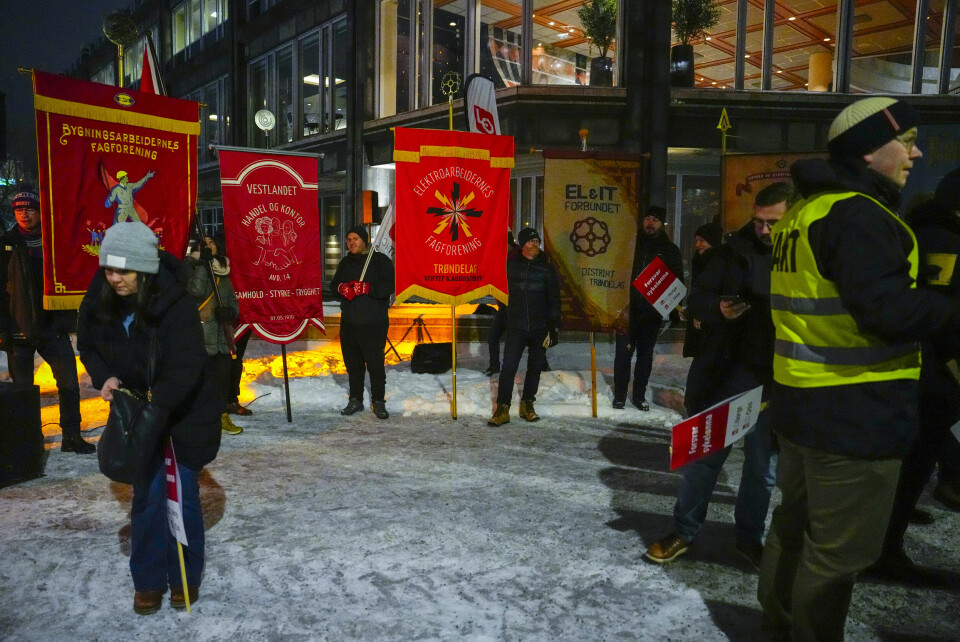 Deltakerne på NHOs årskonferanse ble møtt av fagforeningsfaner og et klart budskap om å bevare sykelønnsordningen. LO i Oslo med fanemarkering utenfor NHOs årskonferanse i Spektrum onsdag morgen. Foto: Beate Oma Dahle / NTB