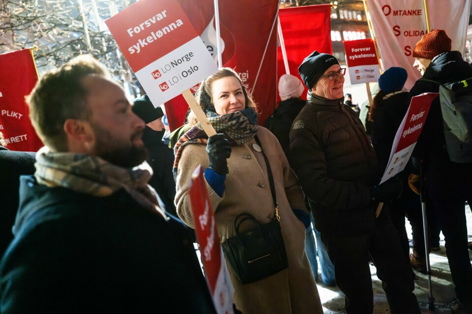 Våre skiftarbeidere, som skaper enorme verdier for samfunnet, kan ikke ta hjemmekontor eller stikke ut på kaffebar i arbeidstida, skriver Barbro Auestad i Forbundet Styrke. Her under den store LO-demonstrasjonen utenfor NHOs årskonferanse i Oslo 8. januar.(Frode Ersfjord) Barbro Auestad i Forbundet Styrke. Bildet er fra den store LO-demonstrasjonen mot kutt i sykelønna utenfor NHOs årskonferanse i Oslo 8. januar 2025.