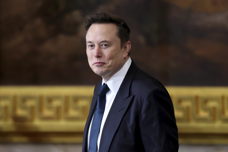 Elon Musk opprettet DOGE i samarbeid med Donald Trumps administrasjon. Her er milliardæren på talerstolen under et arrangement i forbindelse med innsettelsen av Trump 20. januar. Bildet viser Elon Musk. Foto: Kevin Lamarque / AP / NTB