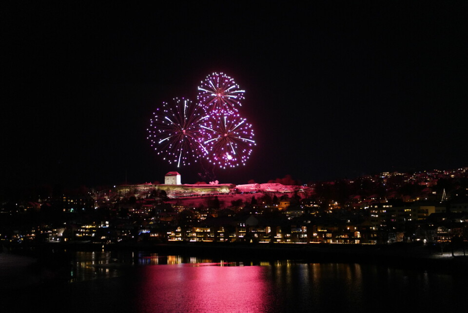 Det er ventet forskjellig vær i ulike deler av landet nyttårsaften. Her skytes det opp raketter over Kristiansten festning i Trondheim nyttårsaften i fjor. Det er ventet forskjellig vær i ulike deler av landet nyttårsaften. Her skytes det opp raketter over Kristiansten festning i Trondheim nyttårsaften i fjor. Foto: Joakim Halvorsen / NTB