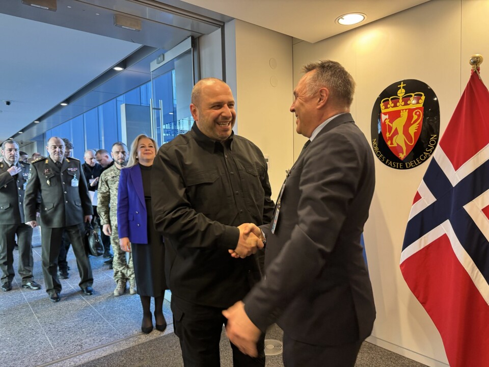 Tore O. Sandvik (til høyre) møtte sin ukrainske forsvarsministerkollega Rustem Umerov i forbindelse med et møte i kontaktgruppen for Ukraina i Brussel fredag. Der kunngjorde Sandvik at Norge bidrar med 10 milliarder kroner til å bygge opp og trene en ukrainsk brigade. Forsvarsminister Tore O. Sandvik og den ukrainske forsvarsministeren Rustem Umerov møttes i Brussel. Foto: Marita I. Wangberg / Forsvarsdepartementet / Handout / NTB