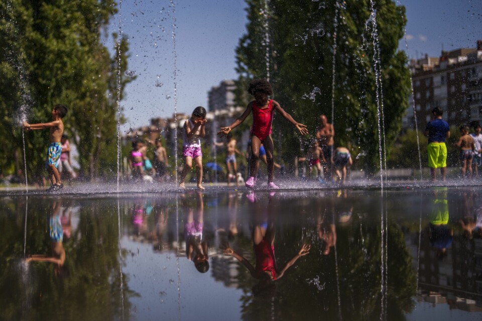 Barn kjøler seg ned i Madrid i Spania en sommerdag. Nå kan landet vente seg nok en heftig hetebølge tidligere enn vanlig. Barn kjøler seg ned i Madrid i Spania en sommerdag. Nå kan landet vente seg nok en heftig hetebølge tidligere enn vanlig. Foto: Manu Fernandez, Fie / AP / NTB