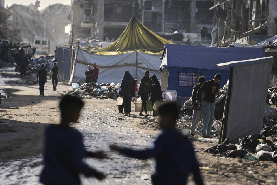 Fordrevne palestinere i Jabalia nord på Gazastripen mandag. Fordrevne palestinere i Jabalia nord på Gazastripen mandag. Foto: Jehad Alshrafi / AP / NTB