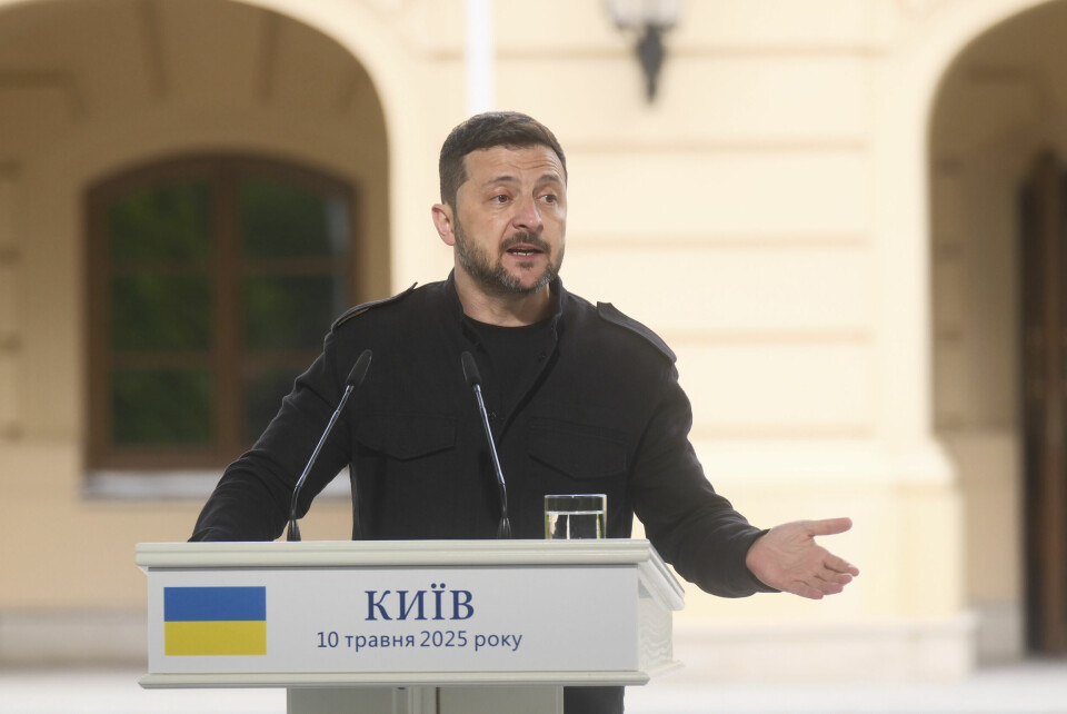 Volodymyr Zelenskyj oppfordrer Donald Trump til å delta i eventuelle samtaler med Vladimir Putin på torsdag. Ukrainas president Volodymyr Zelenskyj forventer at Russland går med på en betingelsesløs våpenhvile. Foto: Vitalij Nosach / AP / NTB