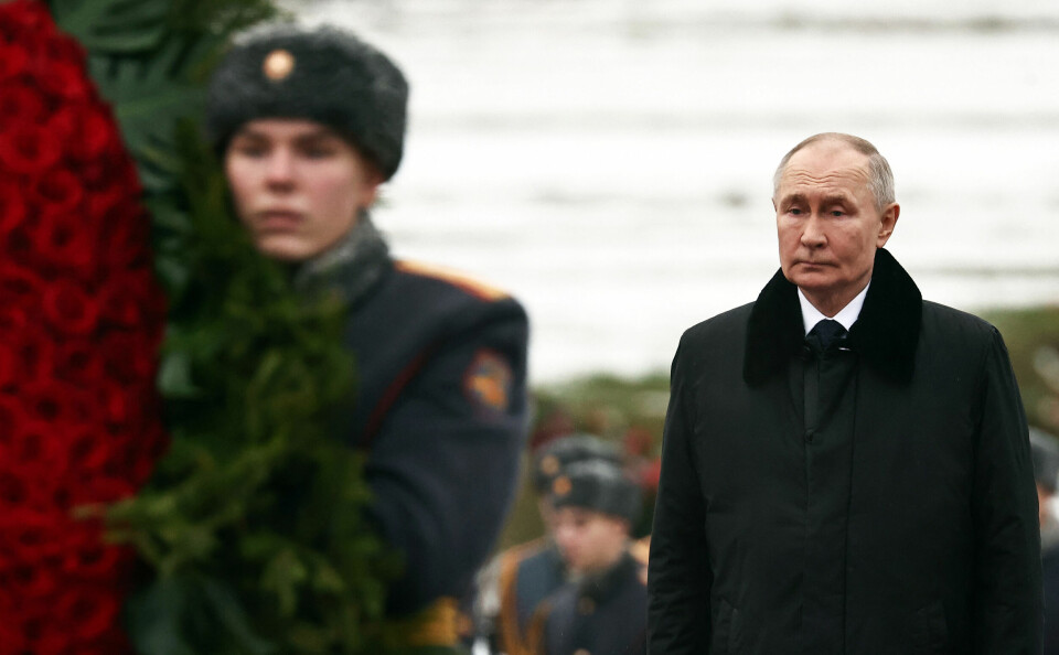 Hvis oljeprisen stiger kraftig kan Vladimir Putin unngå økonomisk kollaps, men slik går det neppe. De langsiktige problemene tårnet seg opp høsten 2024 og en krasjlanding kan neppe unngås, skriver forfatterne av kronikken. Vladimir Putin, kransnedleggelse ved monumentet 'Moderlandet' i St. Petersburg 27. januar 2025.