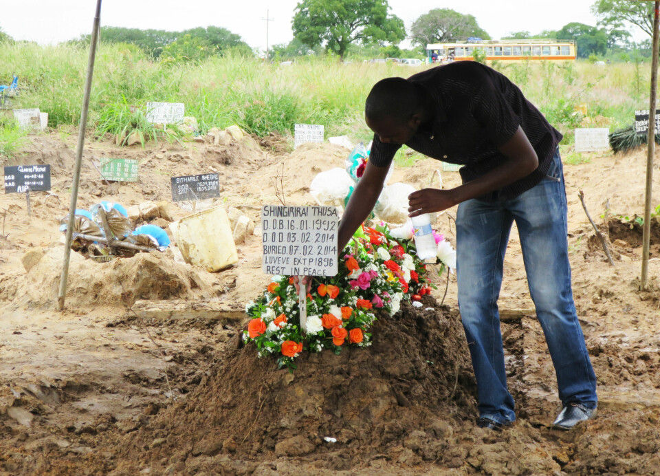 I årene jeg bodde der, døde om lag en million zimbabwere av aids, skriver Ynghild Solholm. Bildet er fra Luveve utenfor storbyen Bulawayo og viser graven til «Shingi», som ble hiv-smittet som ung og døde av aids i 2014, 22 år gammel. I årene jeg bodde der, døde om lag en million zimbabwere av aids, skriver Ynghild Solholm. Bildet er fra Luveve utenfor storbyen Bulawayo og viser graven til «Shingi», som ble hiv-smittet som ung og døde av aids i 2014, 22 år gammel.