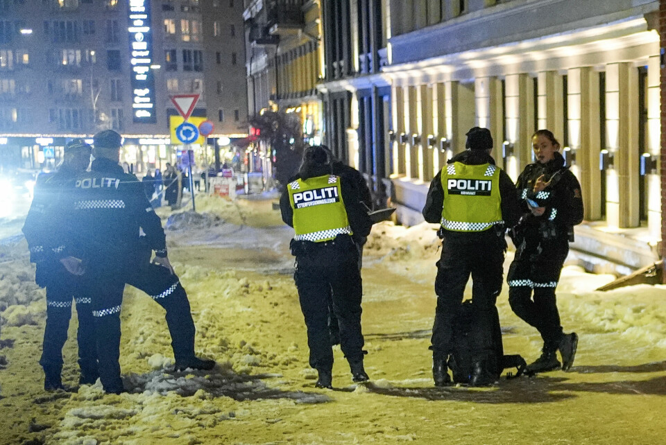 Politiet i Waldemar Thranes gate i Oslo, der de mener at en mann har blitt knivstukket. Politiet i Waldemar Thranes gate i Oslo, der de mener at en mann har blitt knivstukket.