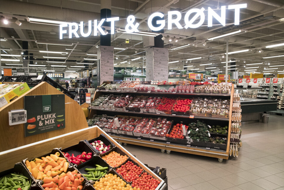 Hyller med frukt og grønt på Coop på Skøyen i Oslo. Bildet viser frukt og grønt i en butikk.