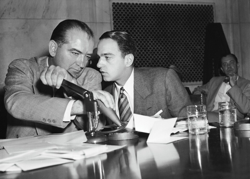 Senator Joe McCarthy mente å se kommunister og folkefiender overalt og satte i gang et spetakkel uten like. Det skulle ta fire år å stanse ham, skriver Torbjørn Færøvik. Bildet er fra de avgjørende høringene i 1954 med MCarthy (t.v.) og hans nære rådgiver Roy Cohn. Senator Joe McCarthy mente å se kommunister og folkefiender overalt og satte i gang et spetakkel uten like. Det skulle ta fire år å stanse ham, skriver Torbjørn Færøvik. Bildet er fra de avgjørende høringene i 1954 med MCarthy (t.v.) og hans nære rådgiver Roy Cohn.
