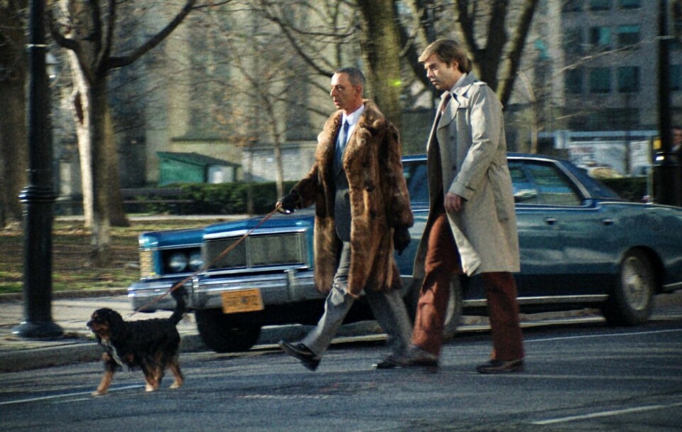 Roy Cohn og Donald Trump samarbeidet tett i tretten år, fra 1973 til midten av 1980-tallet, da Cohn ble syk og døde, skriver Torbjørn Færøvik. Bildet er fra filmen «The Apprentice» (2024), med skuespillerne Jeremy Strong (t.v.) som Cohn og Sebastian Stan som Trump.(NTB/Handout) Oslo 20240514. Ali Abbasi skildrer i filmen 'The Apprentice' den unge Donald Trump (Sebastian Stan) og hans læremester, den iskalde mafia-involverte advokaten Roy Cohn (Jeremy Strong).Handout. Bildet inngår i NTBs tilbud til abonnenter på nyhetsfoto. Bildet skal kun benyttes i forbindelse med angitt sak.Foto: Nordisk Film Distribusjon / Handout / NTB