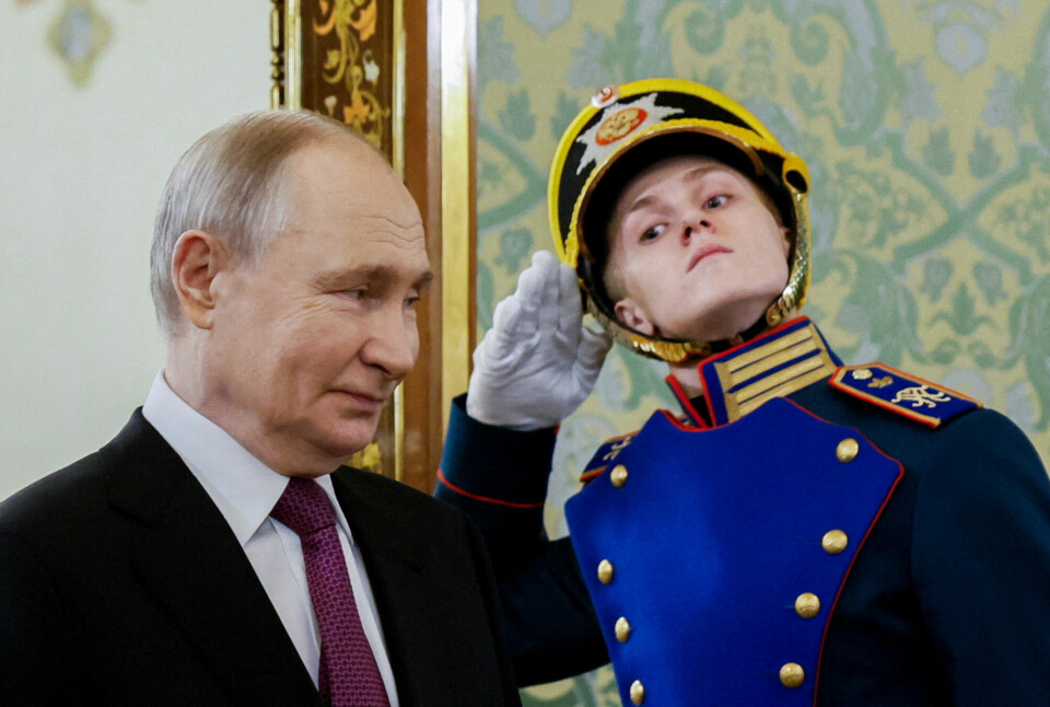 Russlands president Vladimir Putin passerer en vakt, før han i Moskva torsdag skulle møte Aleksandr Lukasjenko, president i Belarus. Russlands president Vladimir Putin passerer en vakt, før han i Moskva torsdag skulle møte Aleksandr Lukasjenko, president i Belarus.